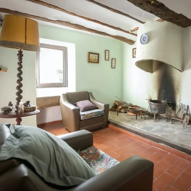 Además de nuestro restaurante, que abre de lunes a domingo con almuerzos y distintas opciones a la hora de comer, también puedes dormir en las habitaciones de tus personajes favoritos como el Ovejas, el Alcalde o el Arsacio 🤪🤪😁😁🤭🤭 #Valdelavilla #serieelpueblo #peñafria #alojamiento  #restaurante